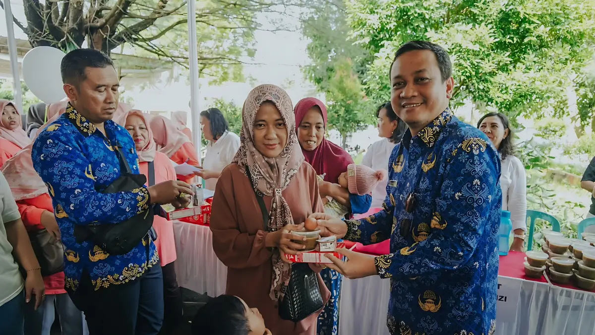 SERAHKAN BANTUAN : Wali Kota Pekalongan HA Afzan Arslan Djunaid menyerahkan bantuan anak stunting berupa susu, telur, dan kebutuhan gizi lainnya. (LUTFI HANAFI/JAWA POS METRO PEKALONGAN)
