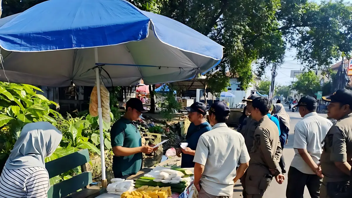 SOSIALISASI : Tim Pemkot Pekalongan melakukan sosialisasi ke pedagang eks Pasar Sorogenen yang saat ini masih bertahan jualan di lokasi tersebut, Jumat 17 April 2026. (DOK. PEMKOT PEKALONGAN)