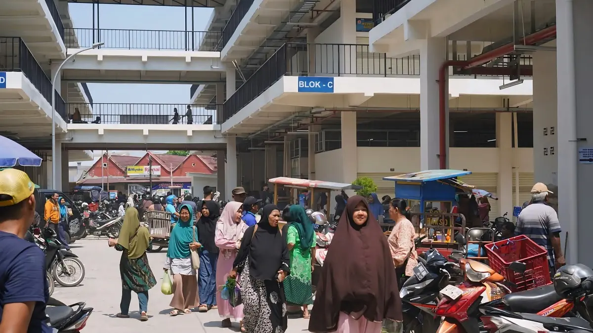 AKTIVITAS PASAR : Sejumlah pedagang dan pembeli saat beraktivitas di Pasar Banjarsari baru yang kini lebih tertata. (DOK. PEMKOT PEKALONGAN)