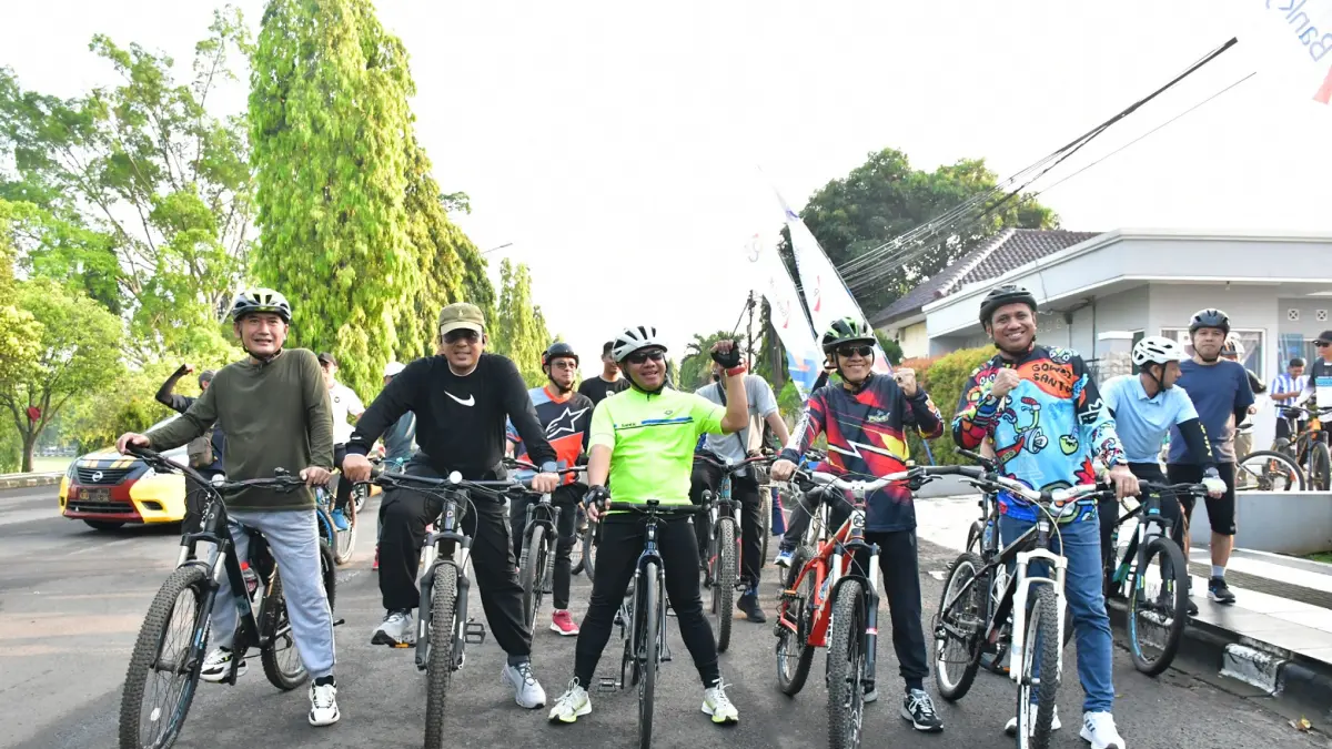 HEMAT ENERGI : Plt. Bupati Pekalongan Sukirman bersama Sekda dan para kepala dinas saat gowes bersama sebagai ajang kampanye hemat energi, Jumat 17 April 2026. (DOK. PROKOMPIM KABUPATEN PEKALONGAN)