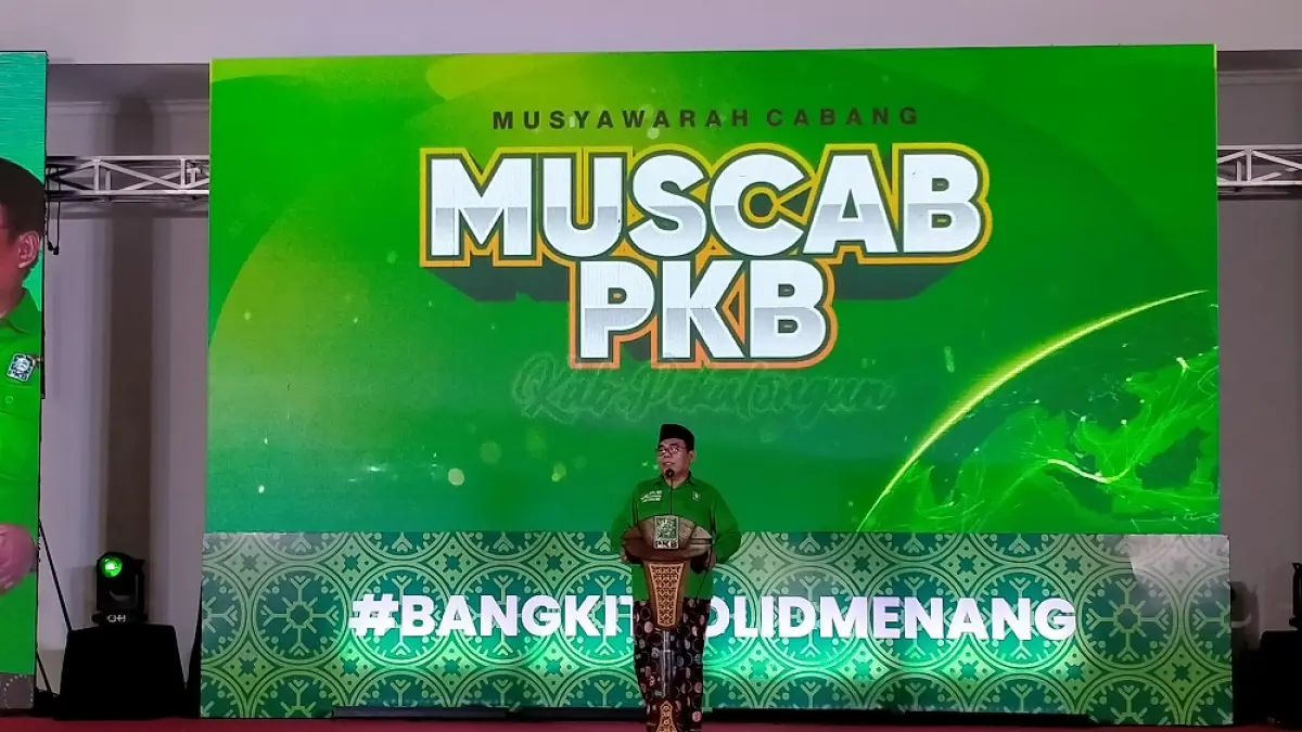 PERTEGAS ARAH POLITIK : Asip Kholbihi saat sambutan dalam acara Muscab PKB Kabupaten Pekalongan, Senin 20 April 2026. (NANANG RENDI AHMAD/JAWA POS METRO PEKALONGAN)