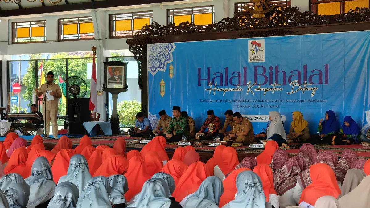 SIAPKAN GENERASI UNGGUL : Bupati Batang M Faiz Kurniawan saat memberikan sambutan pada acara halal bihalal Himpaudi se-Kabupaten Batang di Pendopo Kabupaten Batang, Senin 20 April 2026. (RIYAN FADLI/JAWA POS METRO PEKALONGAN) 