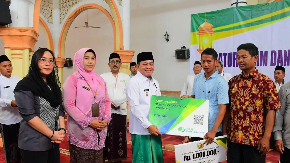 KAJEN KEREN : Plt. Bupati Pekalongan Sukirman bersama Kepala BPJS Ketenagakerjaan Cabang Pekalongan Widhi Astri saat peluncuran program Kajen Keren, Selasa 21 April 2026. (DOK. PROKOMPIM KABUPATEN PEKALONGAN)