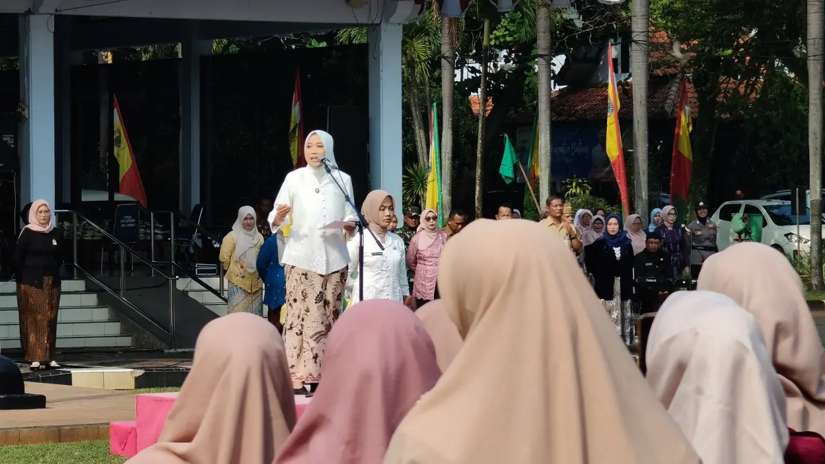 KARTINIAN : Ketua Tim Penggerak (TP) PKK Kabupaten Batang, Faelasufa Faiz saat memberikan arahan dalam peringatan hari Kartini. (RIYAN FADLI/JAWA POS METRO PEKALONGAN)