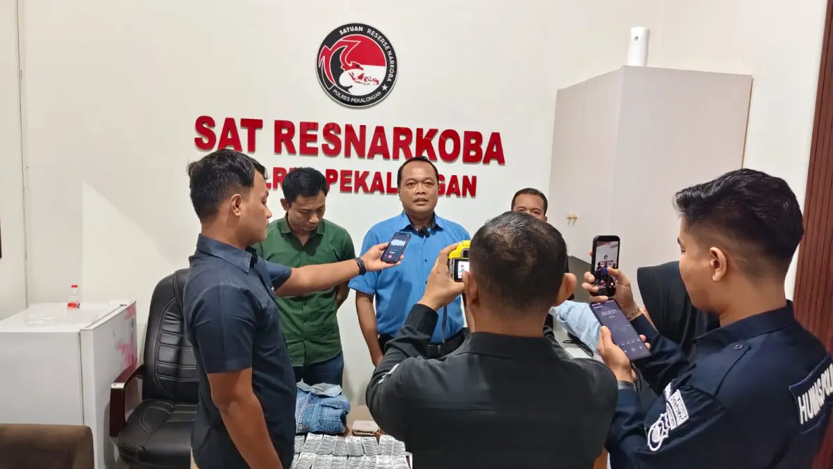 NARKOBA : Kasat Resnarkoba Iptu R. Yonanta Edy Pranawa saat memberikan keterangan pers atas penangkapan pelaku pengedar narkoba. (DOK. POLRES PEKALONGAN)