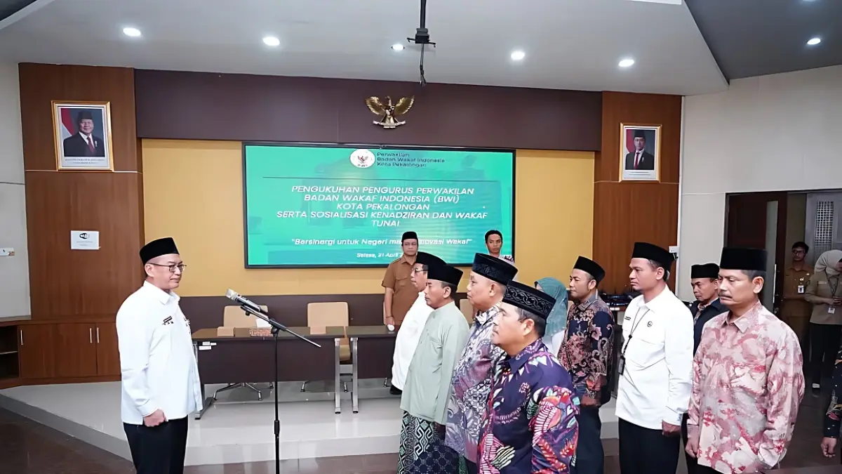 PELANTIKAN : Sejumlah pengurus BWI Kota Pekalongan saat dilantik oleh Ketua BWI Jateng disaksikan Wali Kota Pekalongan dan Ketua BPN Kota Pekalongan, Selasa 21 April 2026. (LUTFI HANAFI/JAWA POS METRO PEKALONGAN)