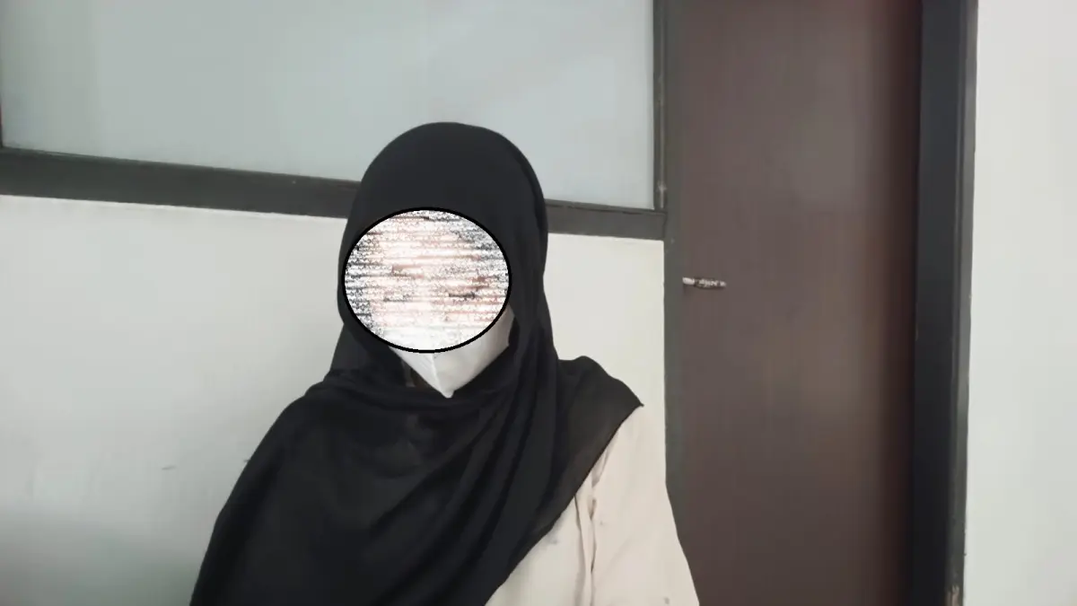 PORNOGRAFI : Pemeran perempuan video viral saat memenuhi panggilan kepolisian di Mapolres Batang. (DOK. POLRES BATANG)