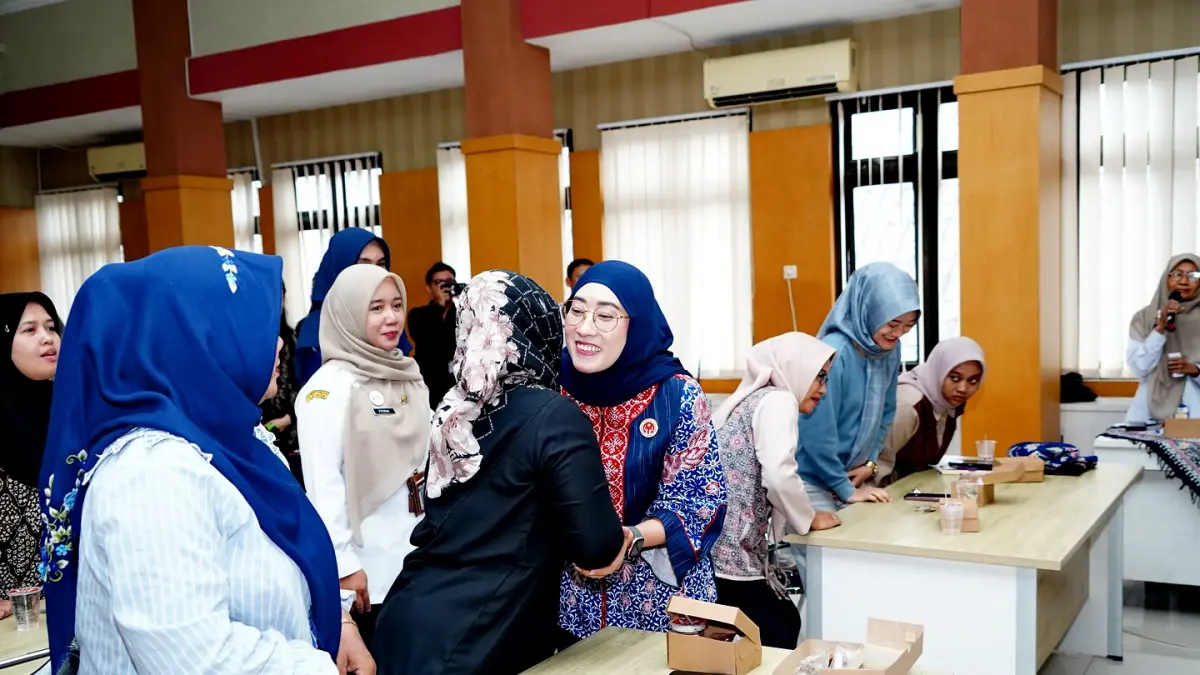 SAPA PESERTA : Ketua Dekranasda Kota Pekalongan Hj. Inggit Soraya sapa peserta pelatihan untuk UMKM di Aula Dindagkop-UKM Kota Pekalongan, Rabu 22 April 2026. (DOK. DINDAGKOP UMKM KOTA PEKALONGAN)