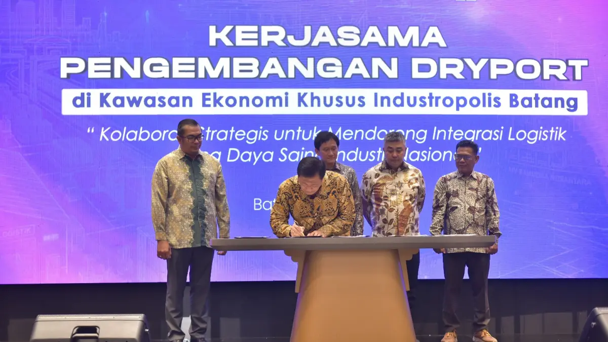 TANDA TANGAN KERJASAMA : Penandatanganan kerjasama pengembangan dryport di KEK Industropolis Batang. (DOK. KITB BATANG)