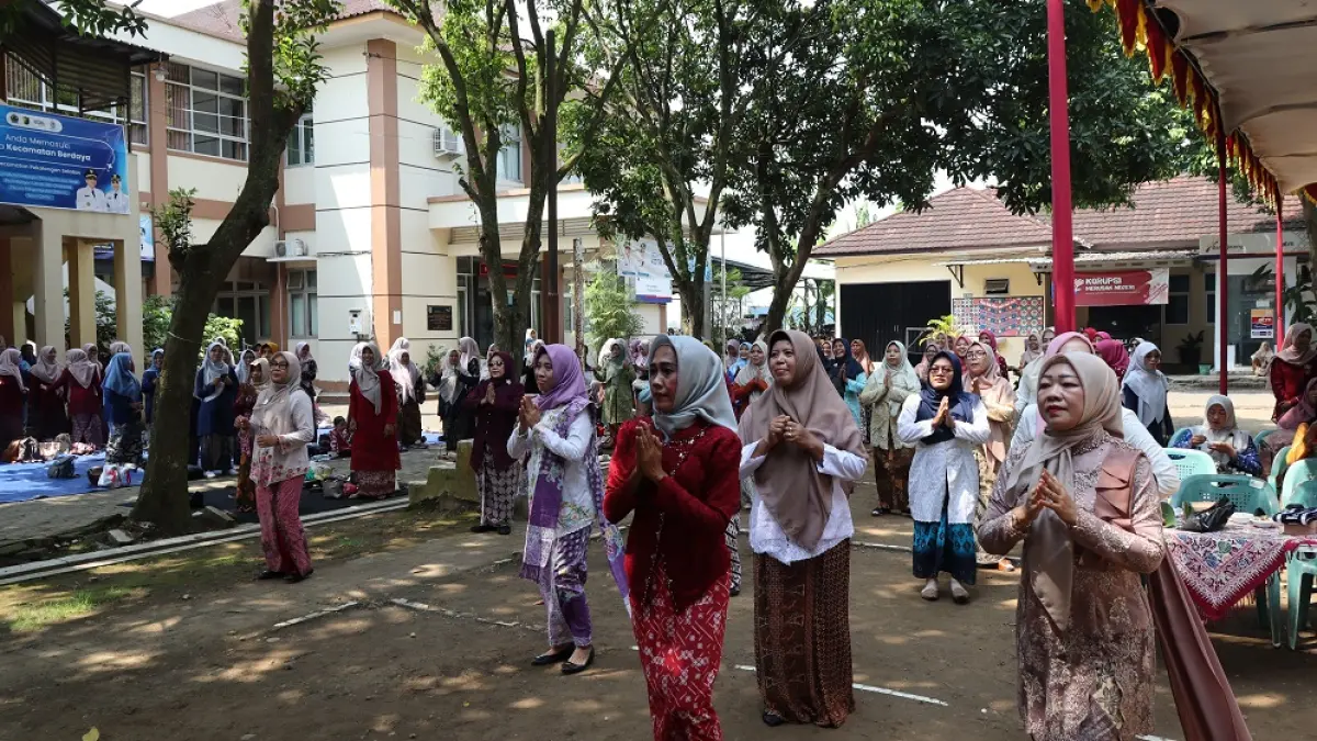 TARI KARTINI : Puluhan guru dan ASN kompak menari bersama saat perayaan Hari Kartini, di halaman kantor Kecamatan Pekalongan Selatan. (LUTFI HANAFI/JAWA POS METRO PEKALONGAN)