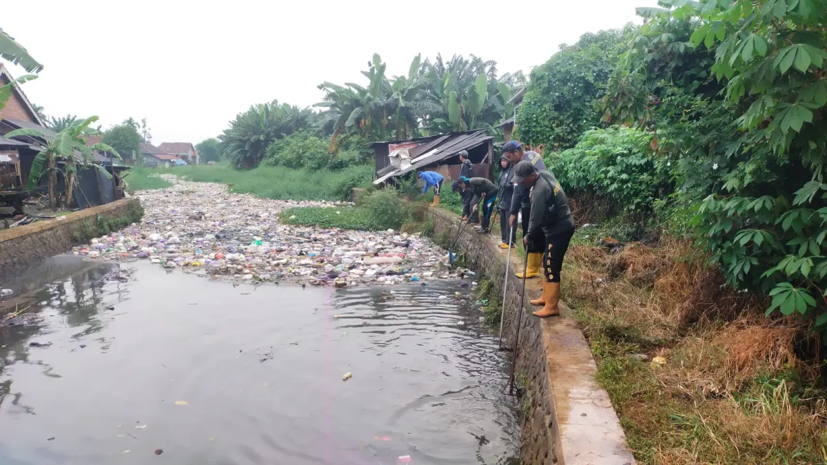 BERSIH-BERSIH : Pasukan Got dari DLH Kabupaten Batang sedang membersihkan sungai di wilayah Batang. (DOK. DLH KABUPATEN BATANG)