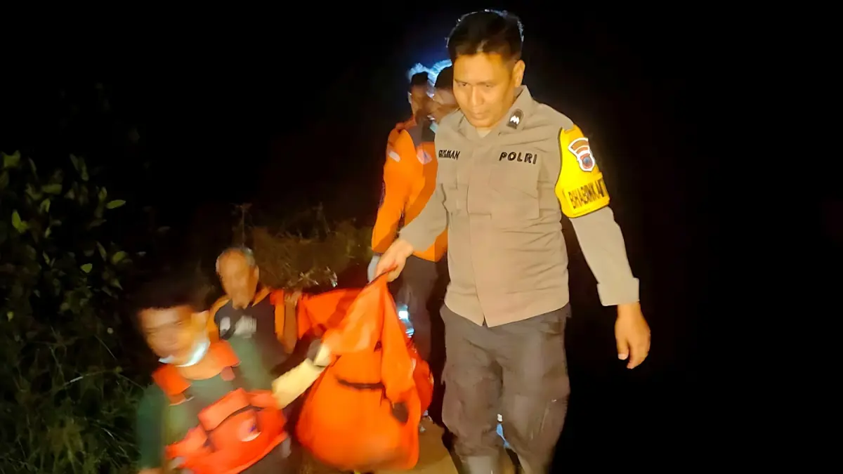 EVAKUASI : Tim Inafis Polres Pekalongan Kota melakukan evakuasi kakek yang meninggal dunia di tambak udang, di Kelurahan Krapyak, Kecamatan Pekalongan Utara, Rabu malam 22 April 2026. (DOK. POLRES PEKALONGAN KOTA)