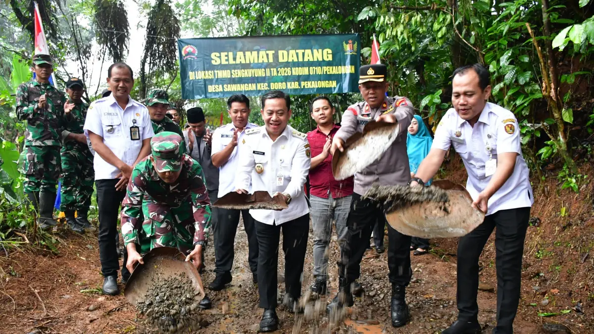 BUKA TMMD : Plt. Bupati Pekalongan Sukirman saat pembukaan TMMD Sengkuyung Tahap II 2026 di Desa Sawangan, Kecamatan Doro, Kabupaten Pekalongan. (DOK. PROKOMPIM KABUPATEN PEKALONGAN)