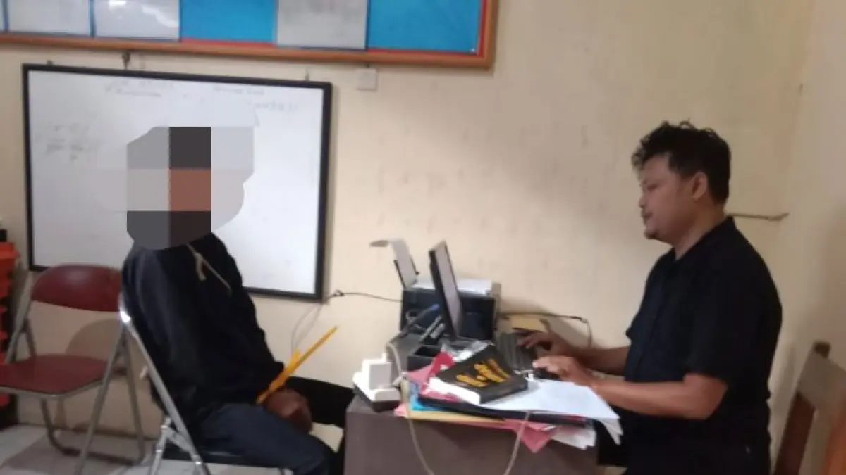 DITANGKAP : Satu pelaku pencurian getah pinus ditangkap dan menjalani proses penyidikan. Dua lainnya kabur, masih buron. (DOK. POLRES PEKALONGAN) 