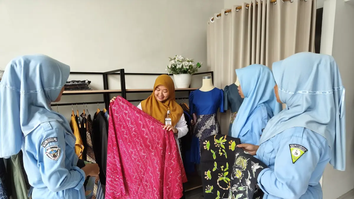 EDUKASI SISWA : Para siswa saat belajar membatik di SMKN 1 Warungasem, Kabupaten Batang. (RIYAN FADLI/JAWA POS METRO PEKALONGAN)