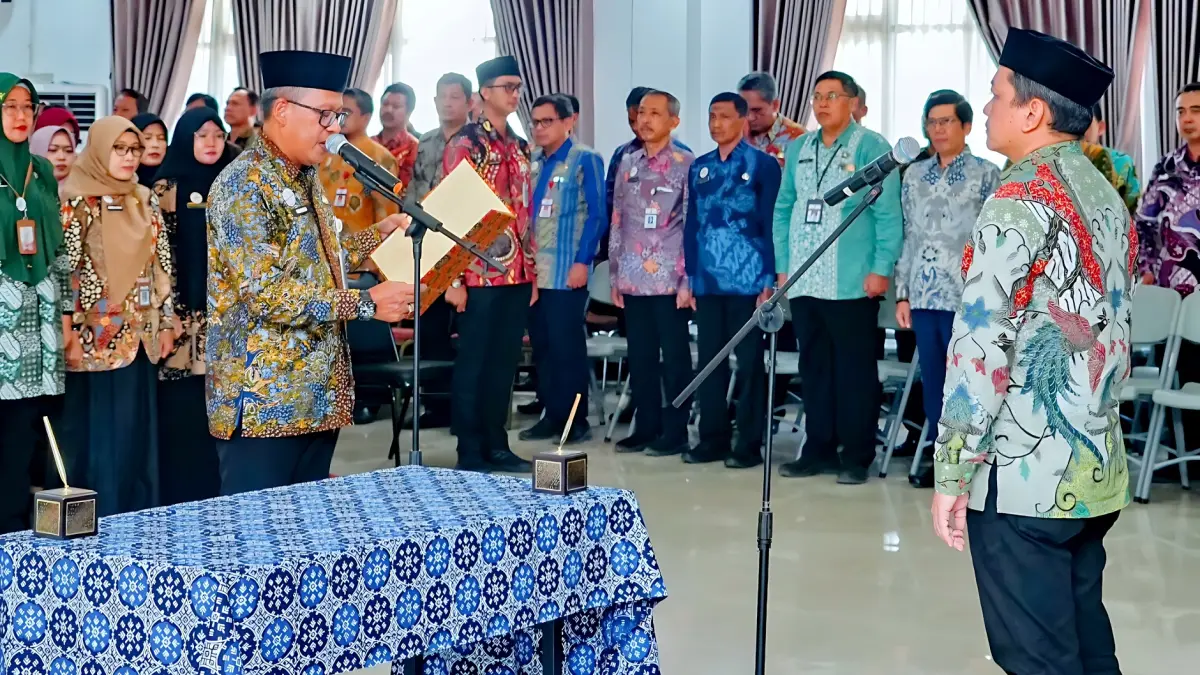 PELANTIKAN PEJABAT : Sejumlah pejabat baru disumpah dan dilantik oleh Wali Kota Pekalongan H.A. Afzan Arslan Djunaid di Aula Lantai 3 BPKAD Kota Pekalongan, Kamis sore 24 April 2026. (LUTFI HANAFI/JAWA POS METRO PEKALONGAN)