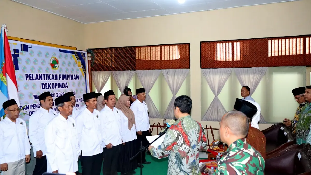 PELANTIKAN : Pengurus Dekopinda Kota Pekalongan saat dilantik dengan disaksikan Wali Kota Pekalongan H.A. Afzan Arslan Djunaid, di Kantor Dekopinda, Kamis 23 April 2026. (LUTFI HANAFI/JAWA POS METRO PEKALONGAN)