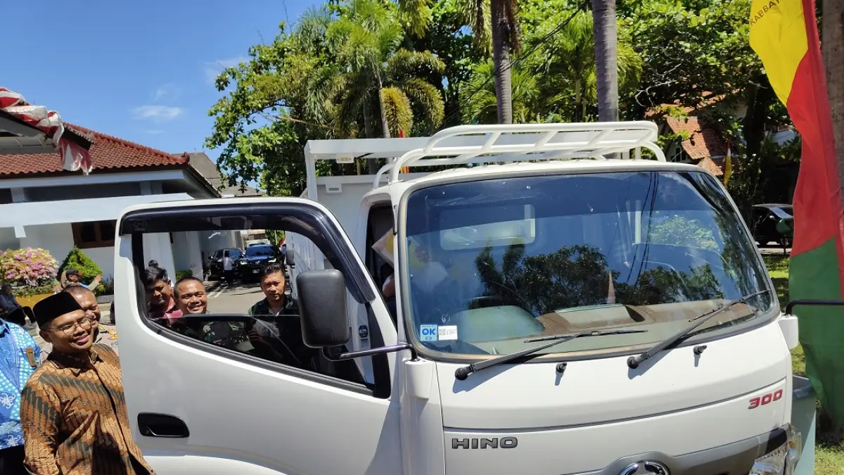 PENYALURAN ARMADA KDMP : Bupati Batang M. Faiz Kurniawan meninjau armada Koperasi Desa Merah Putih (KDMP). (RIYAN FADLI/JAWA POS METRO PEKALONGAN) 