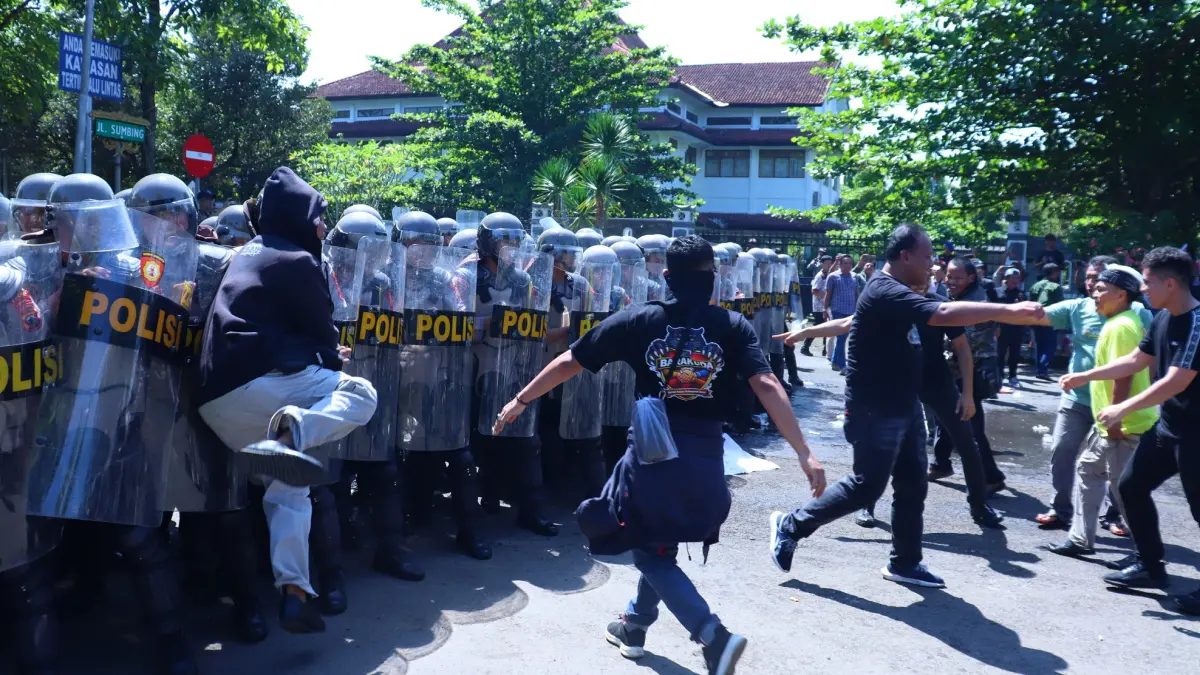 SIMULASI : Polres Pekalongan melaksanakan simulasi Sispamkota di halaman kantor Bupati Pekalongan, Kamis 23 April 2026. (DOK. POLRES PEKALONGAN)