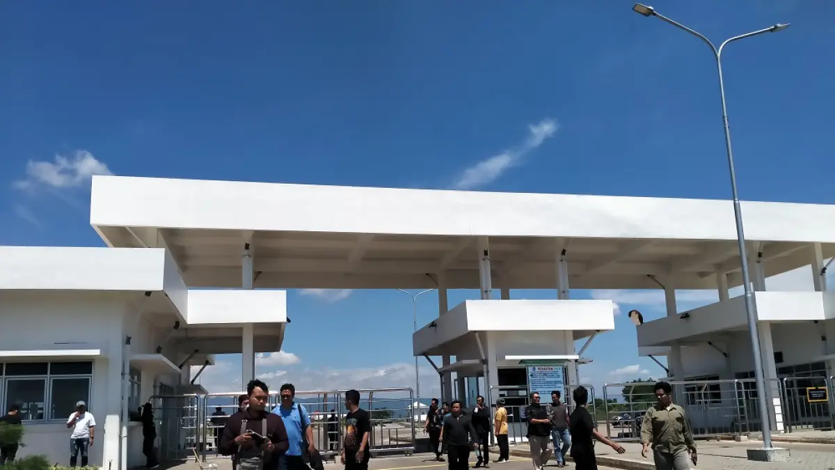 TAGIH JANJI : Perwakilan warga tiga desa saat keluar dari kantor PT HAI usai menyampaikan aspirasi kepada perusahaan tersebut, Jumat 24 April 2026. (NANANG RENDI AHMAD/JAWA POS METRO PEKALONGAN)