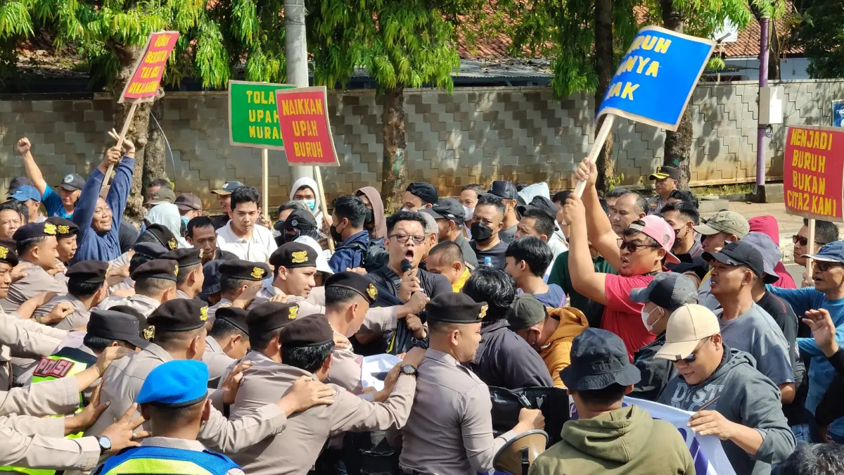 WASPADAI ANARKISME : Suasana anarkis dalam simulasi penanganan demonstrasi di Jalan Veteran Batang, Kamis 23 April 2026. (RIYAN FADLI/JAWA POS METRO PEKALONGAN)
