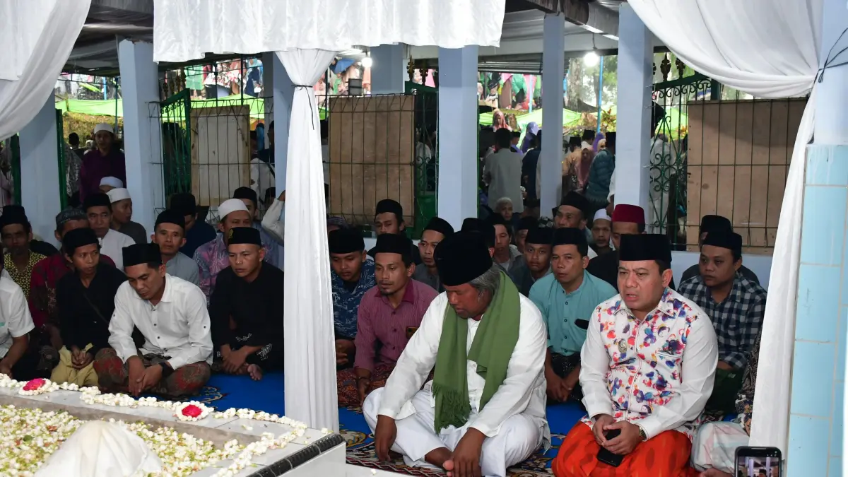 HAUL: Plt. Bupati Pekalongan Sukirman khidmat mengikuti Haul Akbar ke-41 di Desa Paninggaran, Kecamatan Paninggaran, Selasa (28/4/2026). 