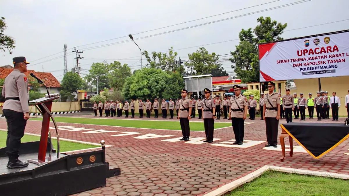 SERTIJAB - Kapolres Pemalang AKBP Rendy Setia Permana saat memimpin langsung sertijab Kaslan dan Kapolsek Taman, di halaman Mapolres Pemalang, Selasa (28/4/2026).
