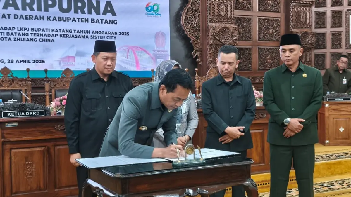 KESEPAKATAN: Wakil Bupati Batang Suyono bersama pimpinan DPRD, tandatangani kerjasama Internasional saat Rapat Paripurna di DPRD Batang.