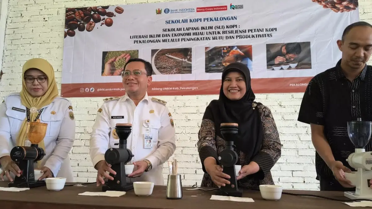 SEKOLAH LAPANG: Plt. Bupati Pekalongan Sukirman dan Kepala KPw BI Tegal Bimala saat peluncuran SLI Kopi untuk menggenjot standar mutu ekspor kopi lokal, Rabu (29/4/2026). 