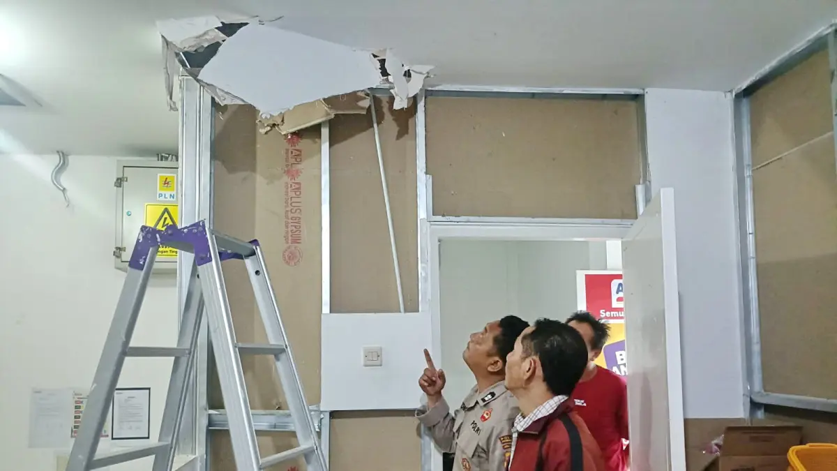 CEK TKP - Tim Satreskrim Polres Pemalang saat meninjau Alfamart Petarukan yang dibobol maling, pada Kamis (30/4/2026).
