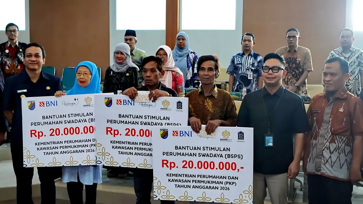 Lutfi Hanafi/Jawa Pos Metro Pekalongan
SERAHKAN - Secara simbolis tim BP3KP Jawa III serahkan bantuan perbaikan rumah untuk Pemkot Pekalongan, di ruang Buketan, Kamis (30/4/2026).