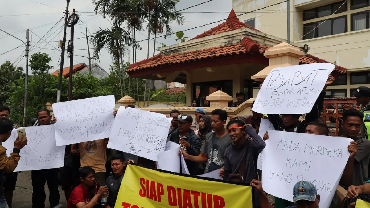 AKSI : Puluhan pedagang eks Pasar Darurat Sorogenen saat menggelar aksi di depan kantor DPRD Kota Pekalongan usai audiensi, Senin 27 April 2026). LUTFI HANAFI/JAWA POS METRO PEKALONGAN