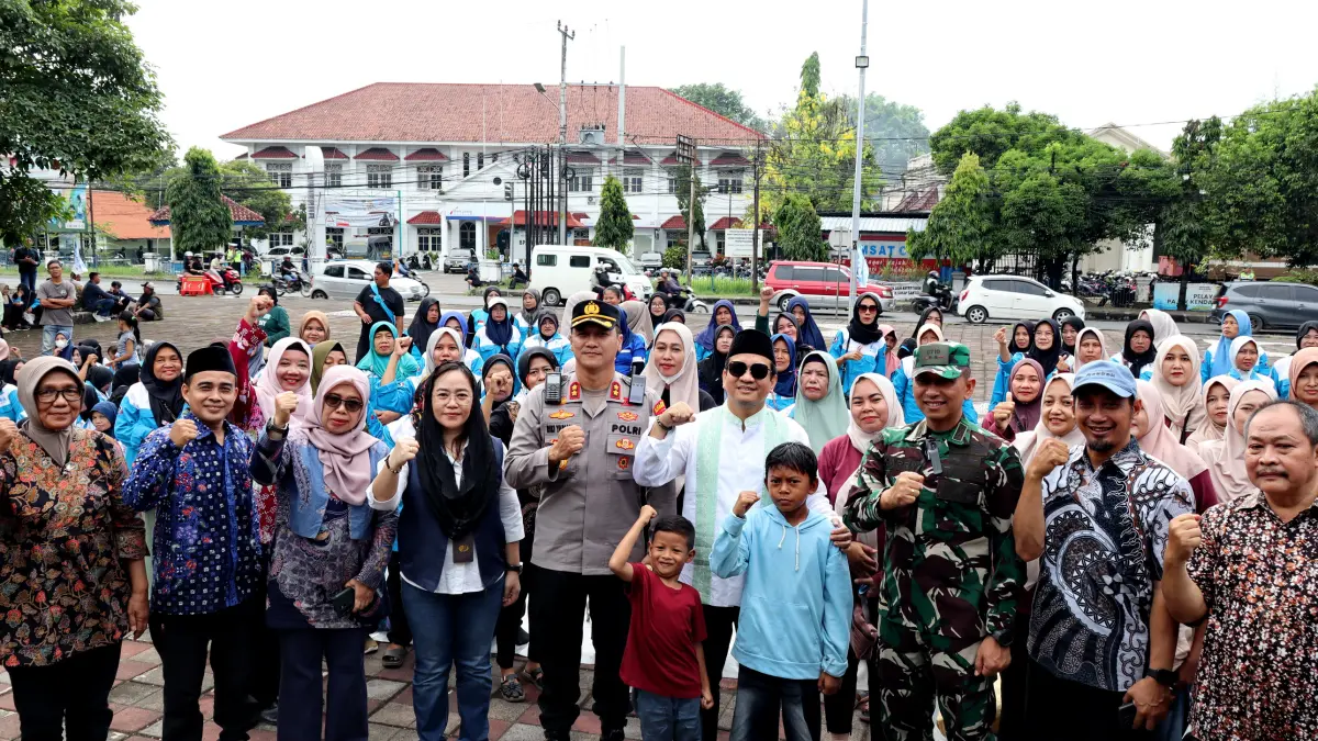 Lutfi Hanafi/Jawa Pos Metro Pekalongan

FOTO BERSAMA - Walikota Aaf bersama Forkopimda, perwakilan buruh, BPJS Ketenagakerjaan berfoto bersama disela-sela acara may Day, di Monumen Djoeang Kota Pekalongan, Jumat pagi (1/5/2026).