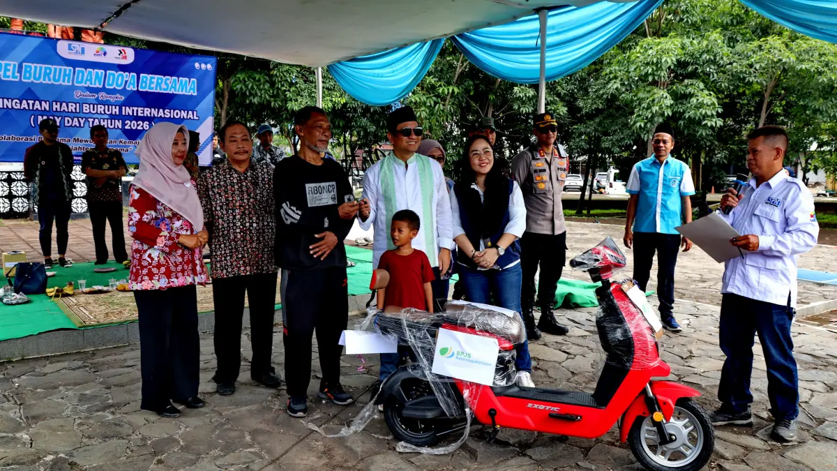 Lutfi Hanafi/Jawa Pos Metro Pekalongan
SERAHKAN HADIAH - Walikota Aaf dan Wawalkot Balgis&nbsp;saat serahkan hadiah utama Motor Listrik kepada salah satu buruh, saat peringatan May Day di&nbsp; Monumen Djoeang, Jumat (1/5/2026).