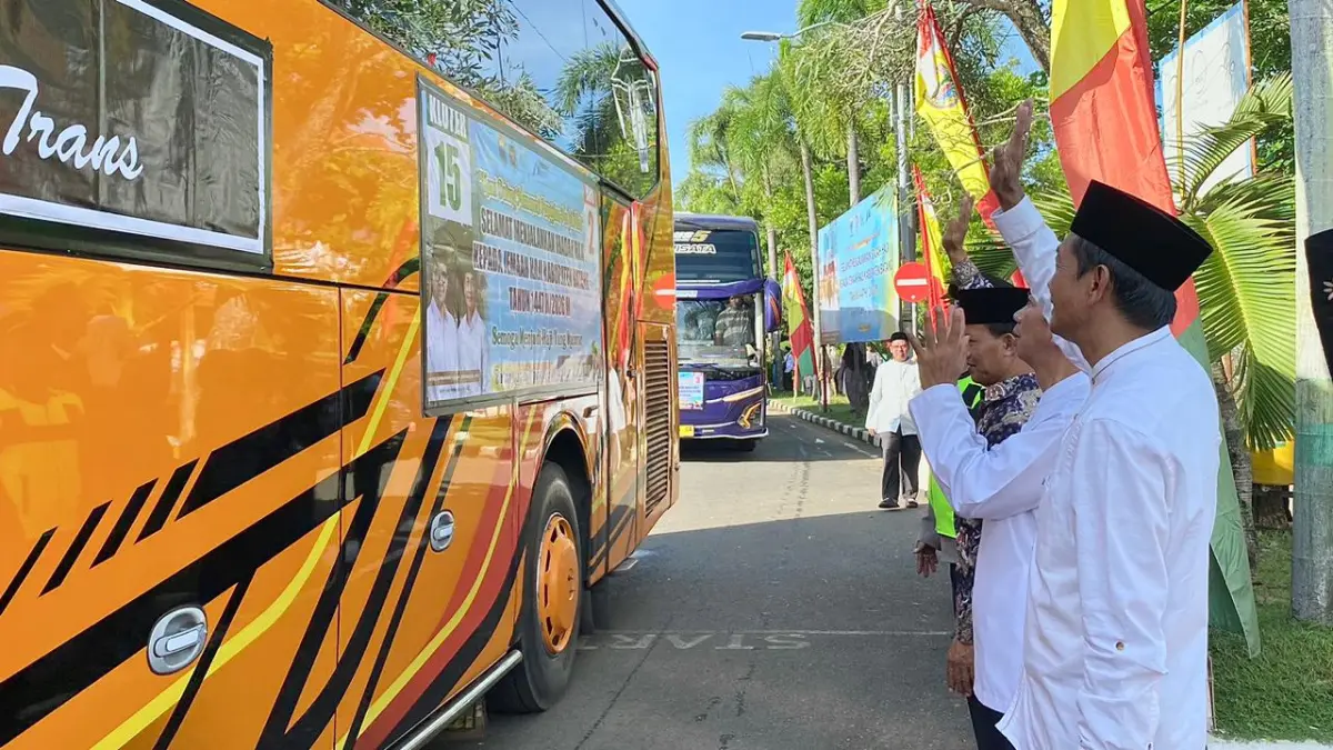 PELEPASAN : Wakil Bupati Batang Suyono saat pelepasan keberangkatan calon jemaah haji Kloter 15 di halaman Pendopo Kabupaten Batang. (DOK. PEMKAB BATANG)