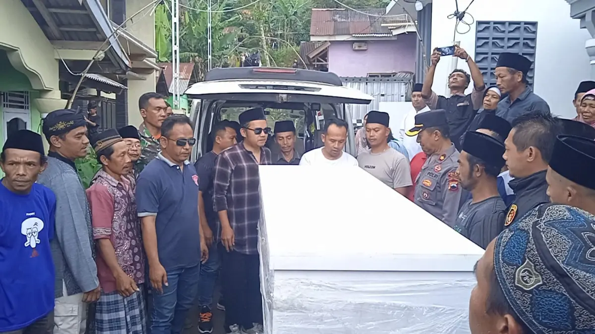 PENUH HARU : Warga saat menyambut jenazah korban terjatuh dari apartemen di Jakarta. (DOK. PRIBADI)