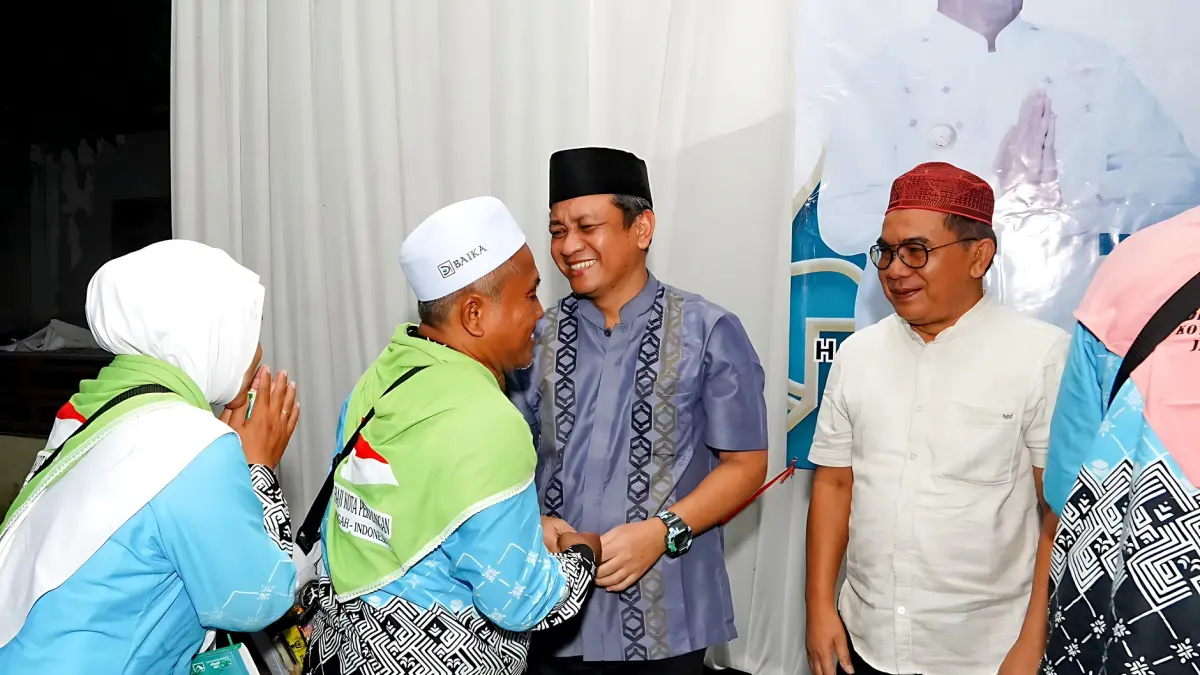 SAPA JEMAAH HAJI : Wali Kota Pekalongan memberikan ucapan selamat jalan kepada calhaj kloter 14, di halaman GOR Jetayu Kota Pekalongan, Sabtu dini hari 25 April 2026. (DOK. PEMKOT PEKALONGAN)
