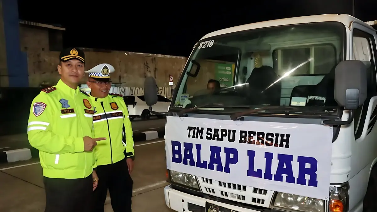 TIM SAPU BERSIH : Kapolres Pekalongan Kota AKBP Riki Yariandi, memimpin operasi langsung tim Sapu Bersih Balap Liar dan Knalpot Brong, di Exit Tol Setono, Sabtu 25 April 2026. (DOK. POLRES PEKALONGAN KOTA)