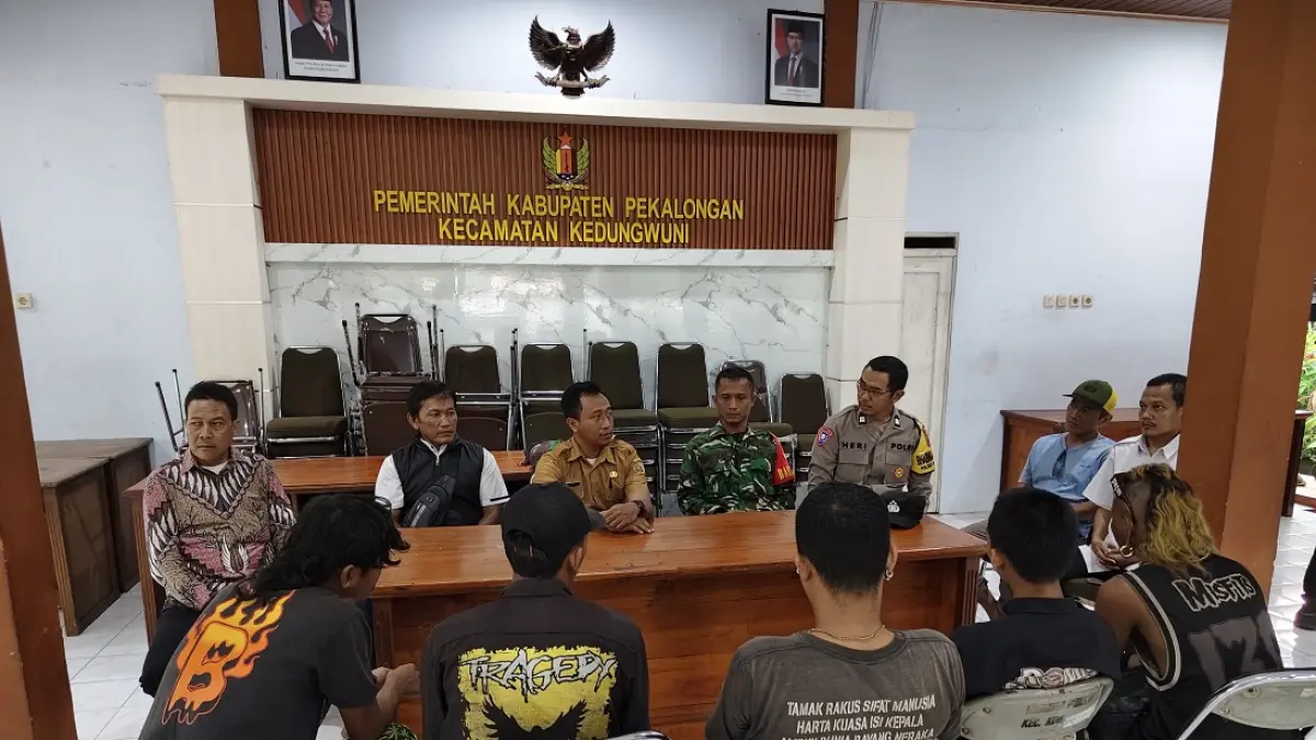 ANGKUT ANAK JALANAN : Satpol PP Kabupaten Pekalongan mengangkut anak jalanan di traffic light (bangjo) Podo, Kecamatan Kedungwuni, Kabupaten Pekalongan. (DOK. SATPOL PP KABUPATEN PEKALONGAN)