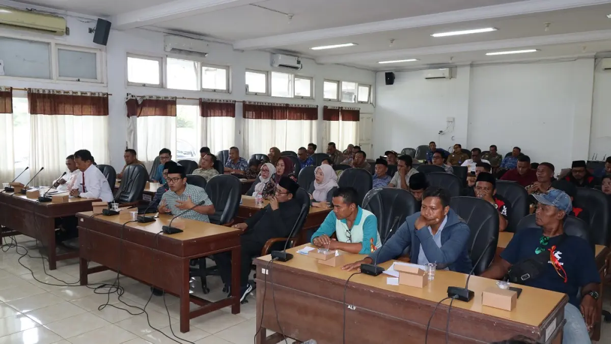 AUDIENSI : Pedagang eks Lapangan Sorogenen melakukan audiensi dengan Pemkot dan anggota DPRD, di kantor DPRD Kota Pekalongan beberapa waktu lalu. (LUTFI HANAFI/JAWA POS METRO PEKALONGAN)