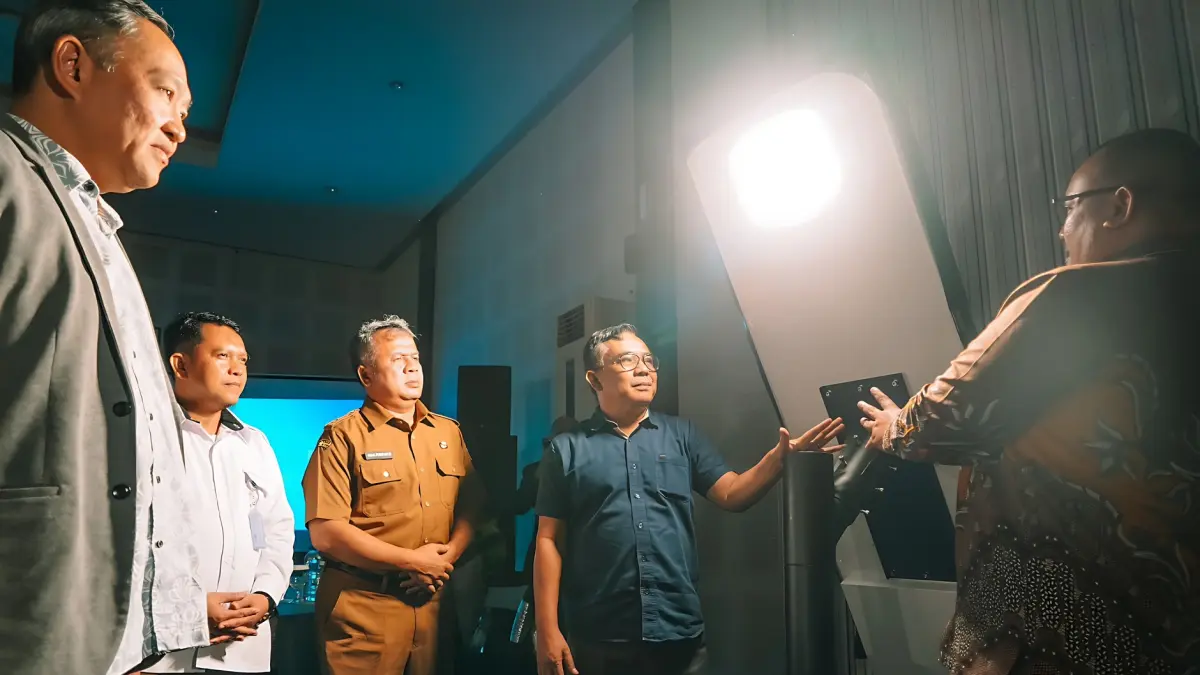 COBA LAMPU : Sekda Kota Pekalongan Nur Pri saat melihat demonstrasi langsung teknologi PJU yang akan dihibahkan oleh PMW International Berhad, pada Senin 28 April 2026. (DOK. PEMKOT PEKALONGAN)