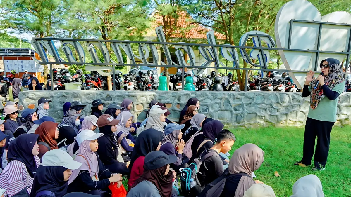 DISKUSI : Wawalkot Balgis Diab saat berdiskusi dengan Komunitas Kobar di sela aksi penanaman pohon di Pantai Slamaran pada Minggu 26 April 2026. (DOK. PEMKOT PEKALONGAN)
