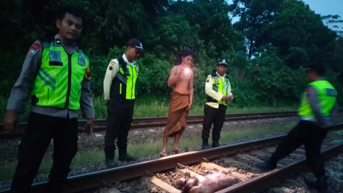 EVAKUASI : Petugas mengevakuasi jasad korban tersambar kereta di KM 76+8, Desa Tegalsari, Kecamatan Kandeman, Kabupaten Batang. (DOK. POLRES BATANG)