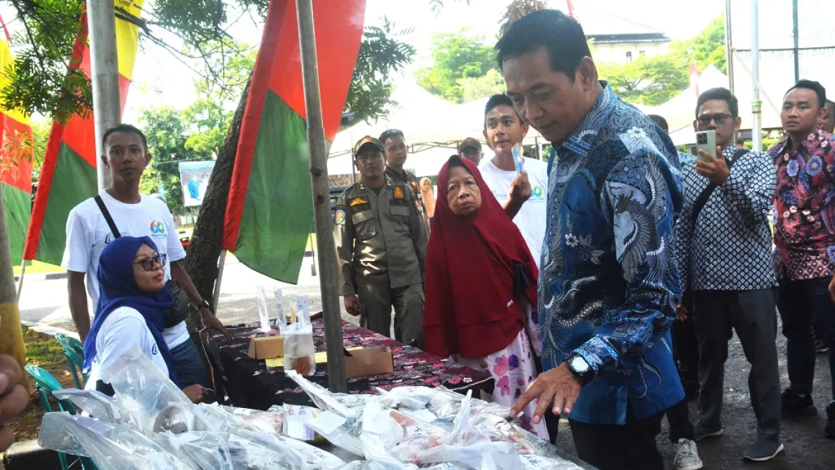 IKAN SEGAR : Wakil Bupati Batang Suyono saat meninjau produk ikan segar di Festival Gemarikan yang digelar di halaman Kantor Pemkab Batang. (DOK. PEMKAB BATANG)