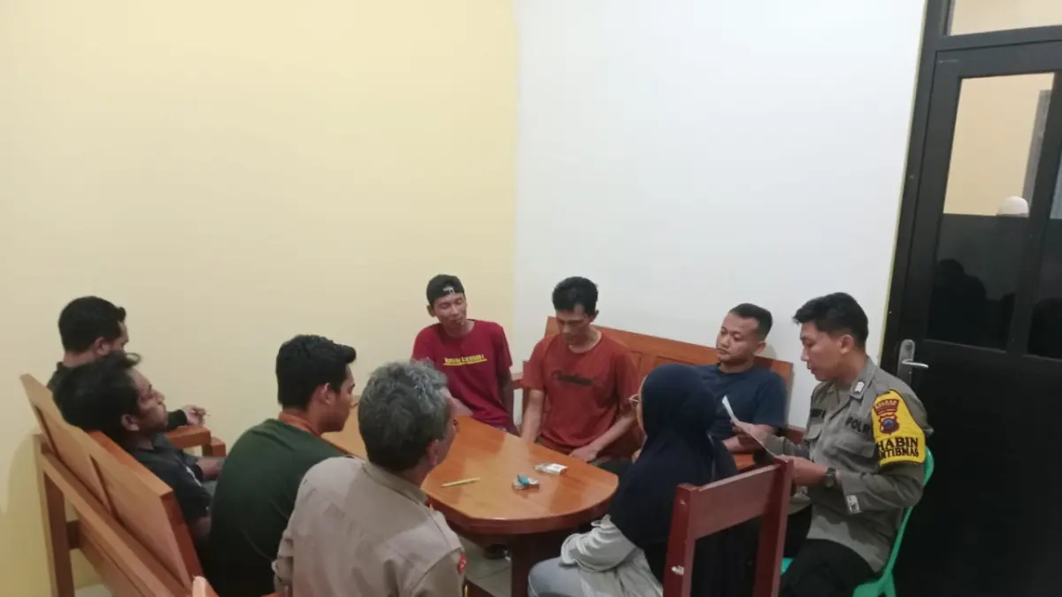 MEDIASI : Suasana mediasi antara warga Dukuh Gemuh, Desa Gemuh, Kecamatan Pecalungan, Kabupaten Batang, dengan pemuda yang bugil. (DOK. POLRES BATANG)