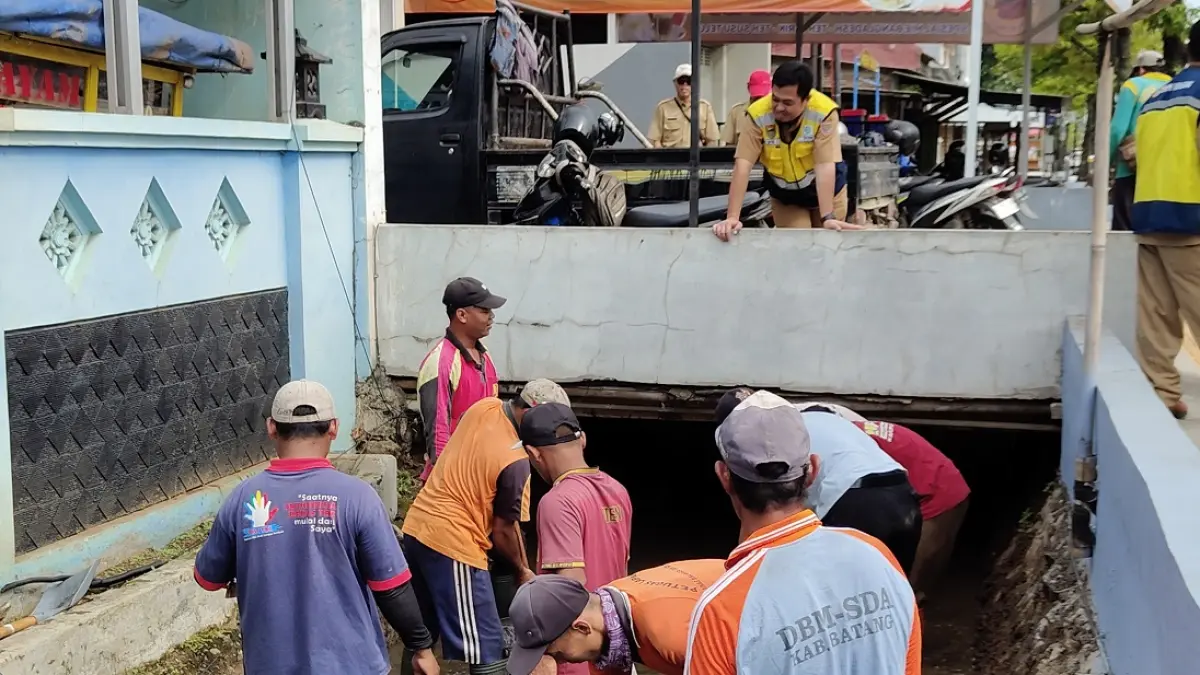 PEMBERSIHAN : Petugas DPUPR Batang saat membersihkan saluran air di wilayah Kabupaten Batang. (RIYAN FADLI/JAWA POS METRO PEKALONGAN)