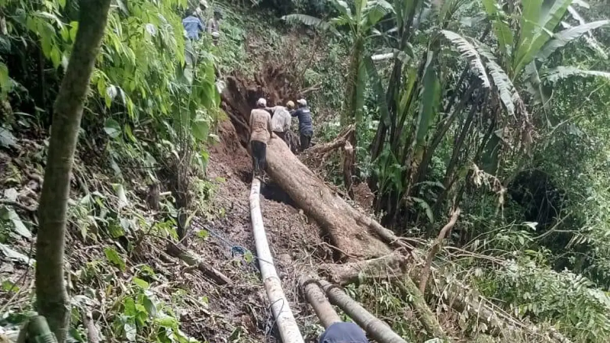 RESPONS CEPAT : Petugas teknis PDAM Tirta Kajen saat berjibaku menangani kerusakan pipa jaringan akibat longsor, di wiliayah Sumber Umbul Mudal. (DOK. PDAM TIRTA KAJEN)
