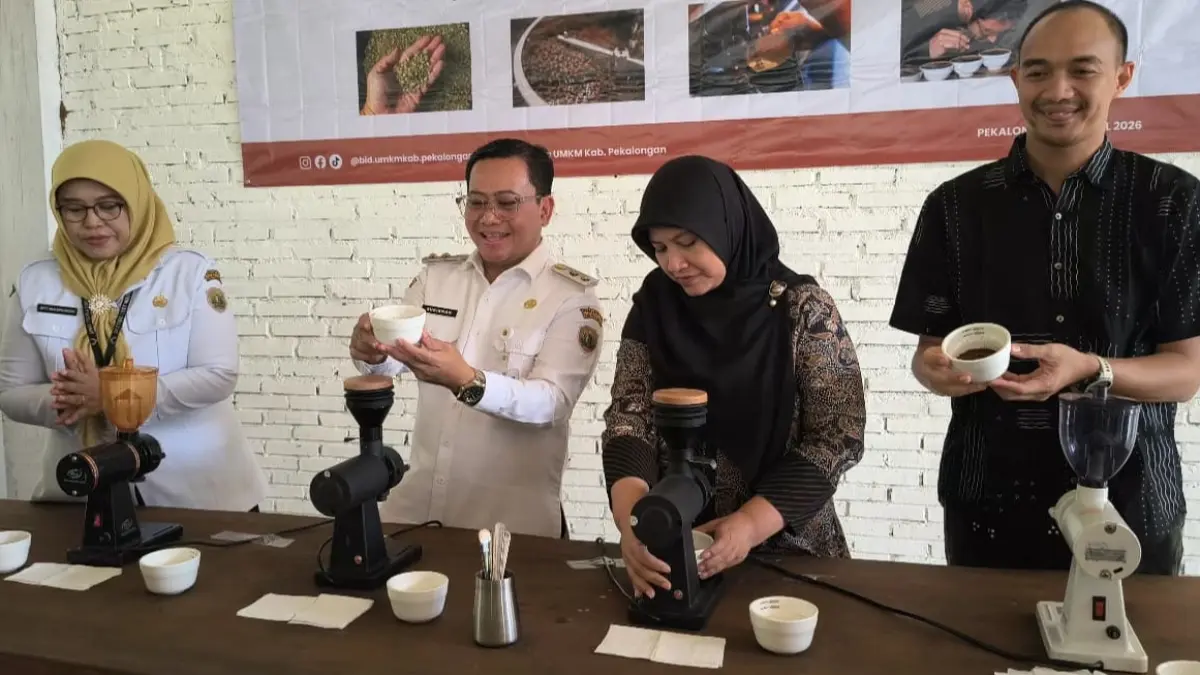 SEKOLAH LAPANG : Plt. Bupati Pekalongan Sukirman dan Kepala KPw BI Tegal Bimala saat peluncuran SLI Kopi untuk menggenjot standar mutu ekspor kopi lokal, Rabu 29 April 2026. (DOK. PEMKAB PEKALONGAN) 