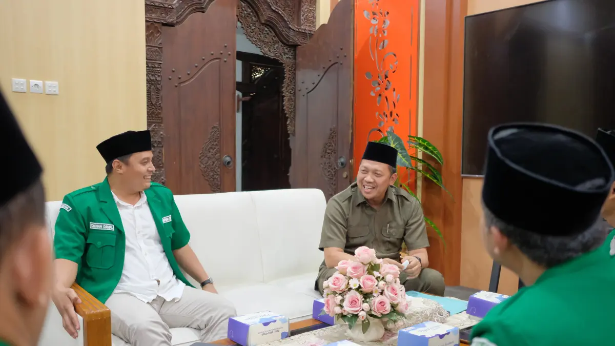 SILATURRAHMI : Ketua DPRD Kabupaten Batang Suudi bersama Ketua PC GP Ansor Batang, Muhammad Tolkhah Danial. (DOK. PC GP ANSOR BATANG)