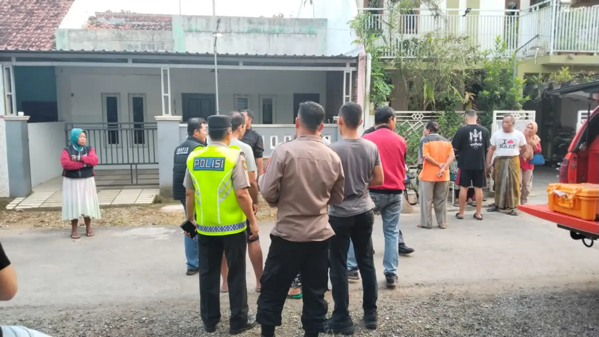 TEMUAN JASAD : Polisi saat mendatangi lokasi penemuan jasad di area garasi mobil rumah warga Desa Tanjungsari, Kecamatan Kajen, Kabupaten Pekalongan. (DOK. POLRES PEKALONGAN)